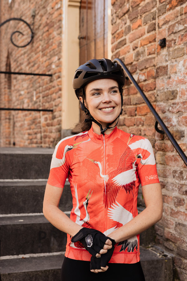 zalmroze dames fietsshirt met korte mouwen en print van witte kraanvogels